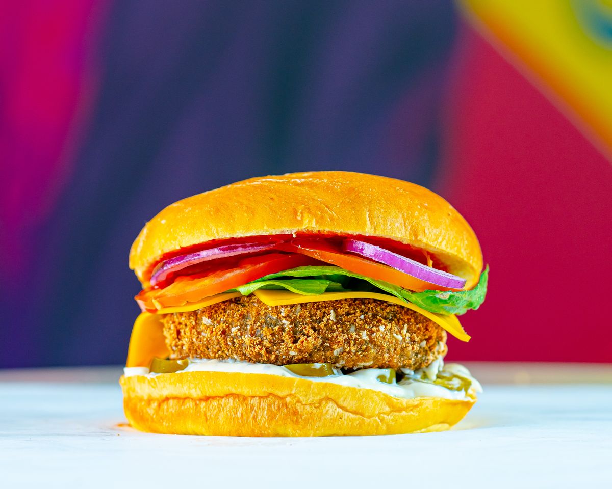 Photographie illustrative d’un burger végétarien pané aux légumes